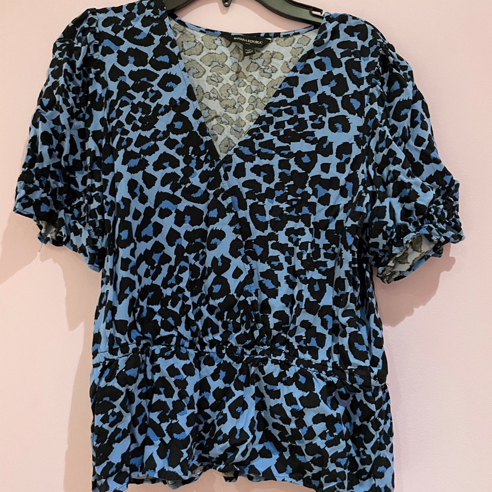 Banana republic blue leopard print top with scrunched arms and waist